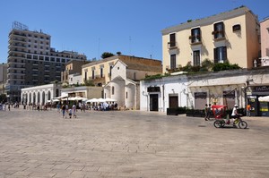 Piazza del Ferrarese, tra San Nicola e Murat