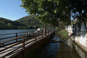 Piediluco (TR): ponte in legno sul lungolago