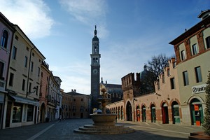 Sole sul tetto dei palazzi in costruzione, sole che batte sul campo di pallone