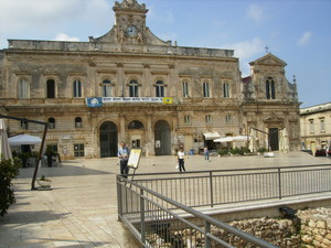 Piazza della Libertà con scorcio del basamento della torre