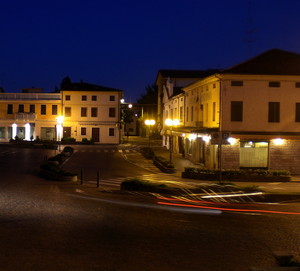 Veduta serale in piazza Castello