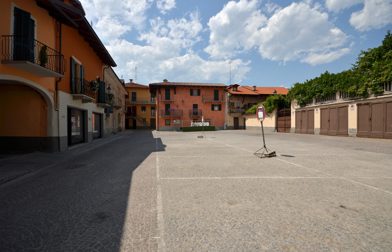 ''Cosa mi tocca fare per una foto senza auto mettere anche i divieti di sosta'' - Borgo San Dalmazzo