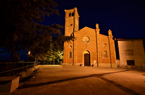 Lo sguardo notturno della chiesa sulla piana