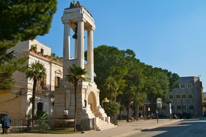 Dinanzi al Palazzo di Città