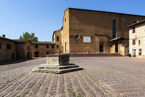La piazza, la cisterna e la chiesa