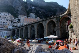 Atrani, il ponte d’ingresso