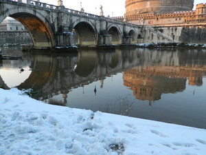 Roma, neve a Ponte di Castel Sant’Angelo