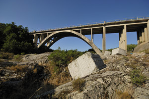 Sotto il ponte un fiume di granito