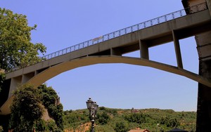 Il ponte che collega il Castello Colonna con il parco pubblico