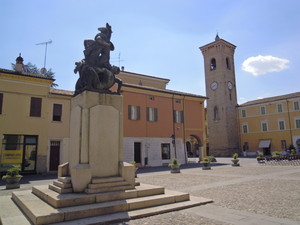 Piazza della liberta’ con monumento ai caduti e Torre civica