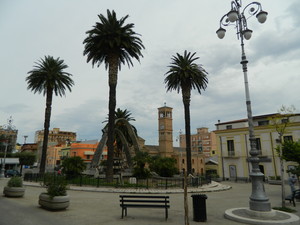 Un campanile tra le palme