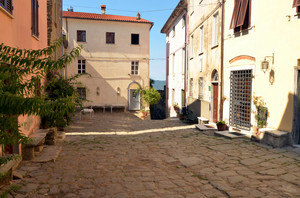 antica piazzetta nel vecchio borgo