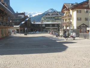 Piazza con vista sulle Dolomiti