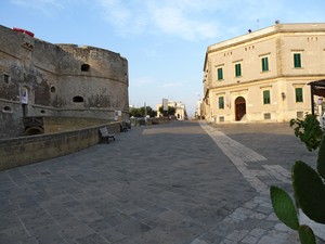 La piazza dell’Aragonese