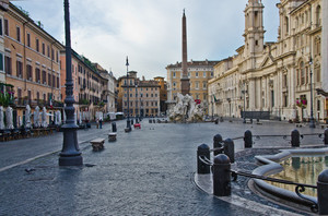 La grande nave alle prime luci dell’alba