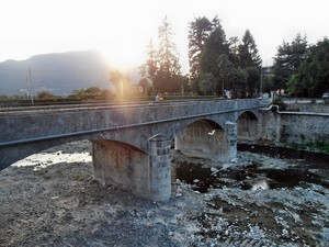 Ponte di cemento al tramonto