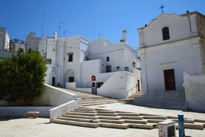 La piazza dipinta di bianco