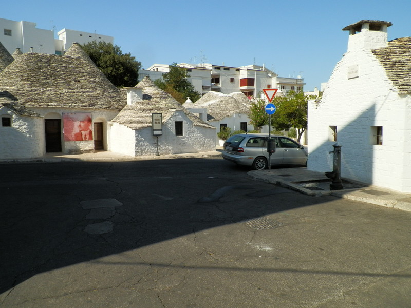 ''Piazza Mario Pagano, una veduta di casa Lippolis'' - Alberobello