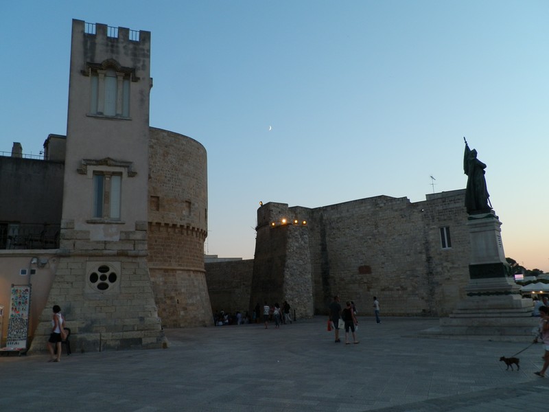 ''Il piazzale sul mare all’ingresso del centro storico, col monumento ai Martiri'' - Otranto