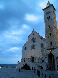 Il piazzale del Duomo sul mare