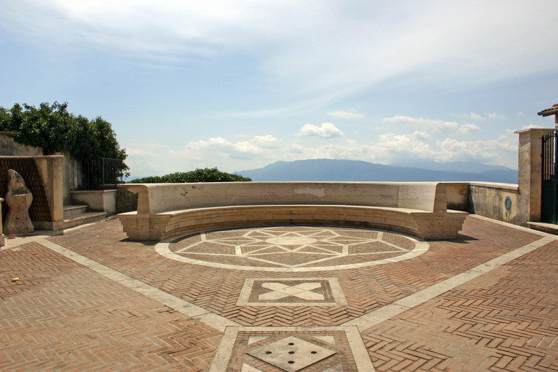 ''Uno sguardo dalla piazza'' - Acuto