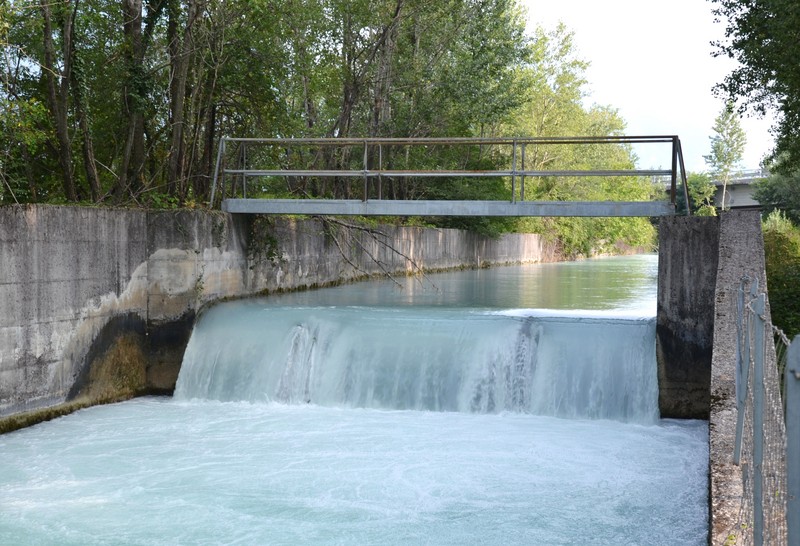 ''L’acqua bianca spumeggiante si diverte a rotolare a valle'' - Osoppo