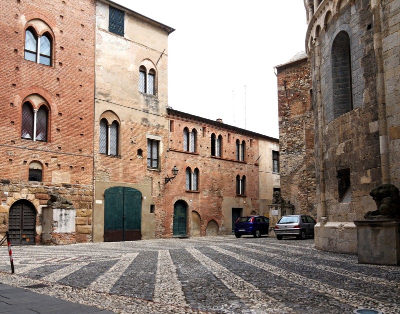 ''la piazzetta dei leoni….'' - Albenga