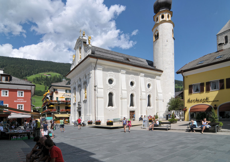 ''Una piazza per godersi il sole'' - San Candido