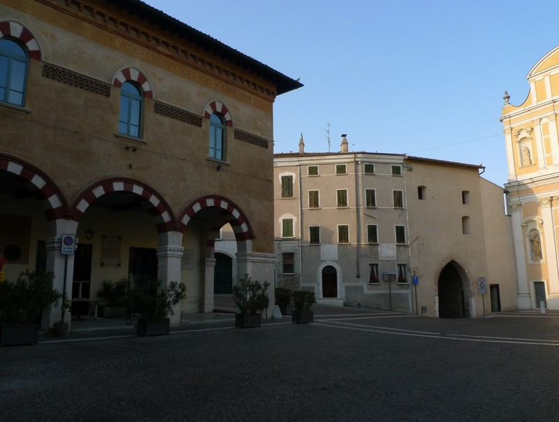 ''Piazza Castello (ma qual è il castello?)'' - Cavriana
