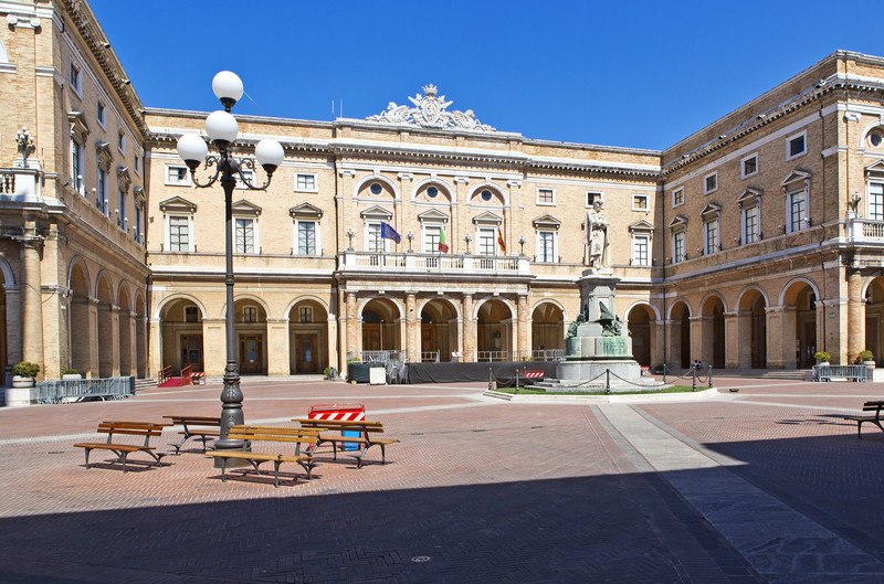 ''La piazza dopo il mercato'' - Recanati