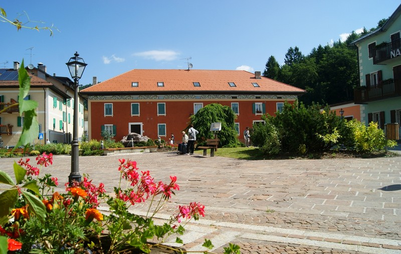 ''Chi che varda i fati di’ altri i sui ghe va da malo.'' - Lavarone