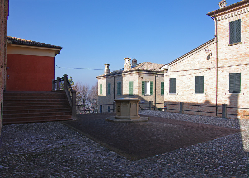 ''la piccola piazza della chiesa'' - Saludecio