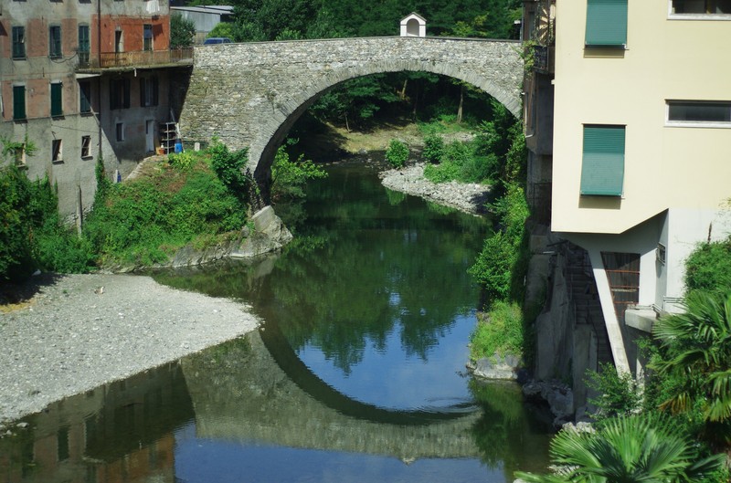''… il Ponte dei Fieschi a Cicagna sotto il cielo azzurro…primaverile…'' - Cicagna
