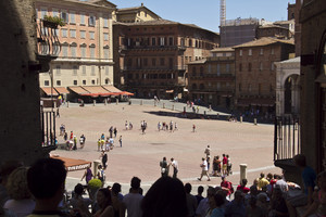 tutti verso piazza del campo