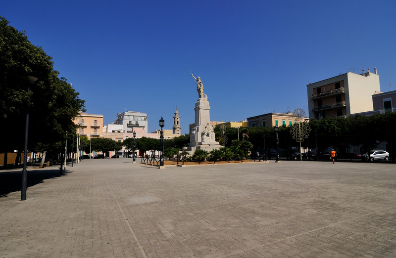 ''La piazza centrale comunemente detta “Borgo”'' - Monopoli