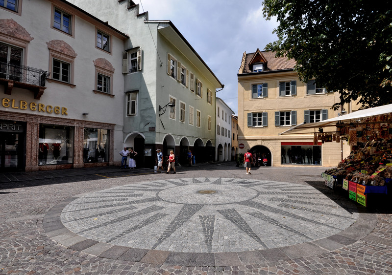 ''un cerchio in Piazza Duomo'' - Merano