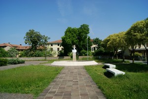 A quelli che inventano storie per noi e a quelli che sanno non essere eroi.