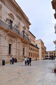 Piazza Minerva: “Gli intellettuali”.