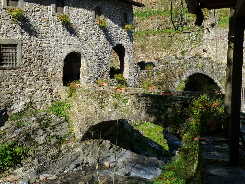 ''Due ad angolo'' - Fabbriche di Vallico