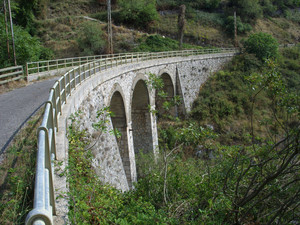 Ponte sulla pista ciclabile