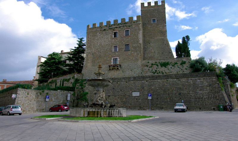 ''…la piazza dell’ “eroe dei due mondi”…'' - Manciano