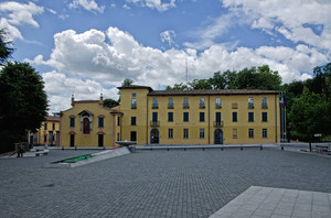 Piazza con fontana tricolore