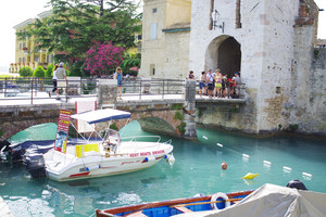 … non trovo mai un posto dove lasciare la barca…quasi quasi la lascio qui!