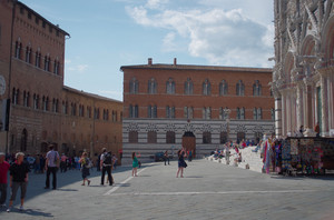 … non credo di avere un obbiettivo in grado di fotografarla tutta..ci provo..