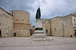 Lungomare degli Eroi e dei Martiri : la Piazza