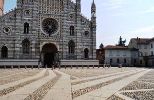 Davanti al Duomo