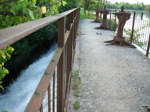 Passerella e cascata  lago “La Burrida”