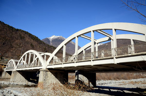 Un ponte sulla Statale 38 per Sondrio