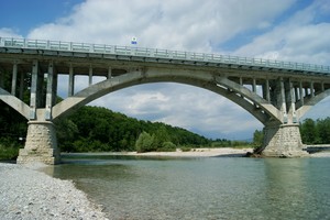 …lungo le sponde del mio torrente voglio che scendano i lucci argentati…
