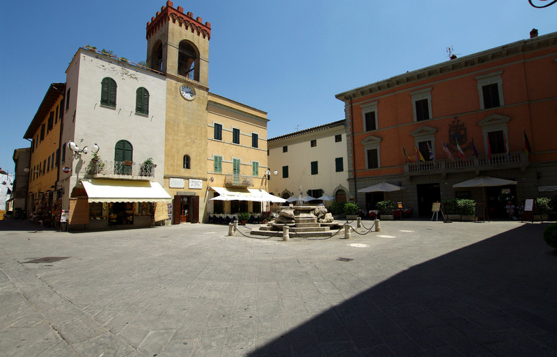 ''Che caldo in questa piazza'' - Castiglione del Lago
